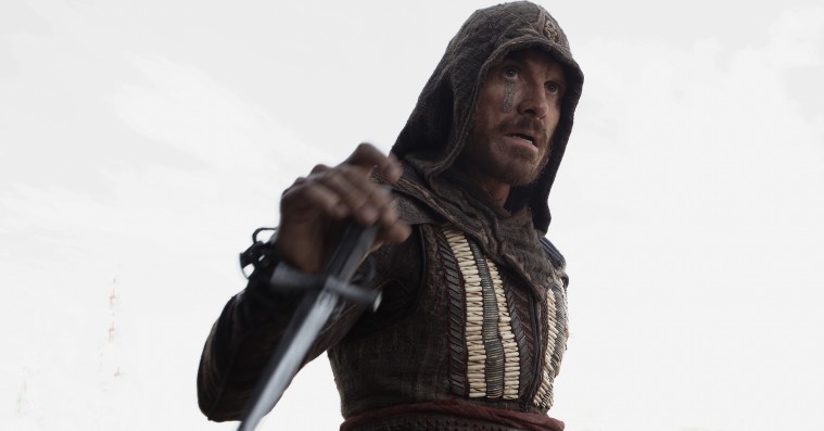 Michael Fassbender dolker ‘Assassin’s Creed’ i ryggen