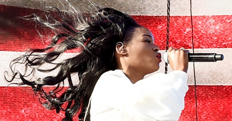 Azealia Banks tilbyder at spille ved Trumps indsættelse – er uimponeret over line-uppet