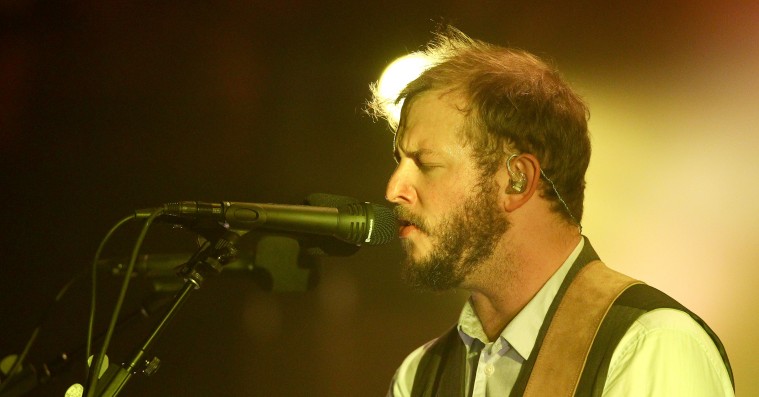 Kom tæt på Bon Iver – se dem fremføre ‘Babys’ under intimkoncert i Berlin