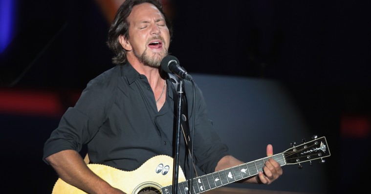 Se Eddie Vedders live-cover af Bradley Coopers ’A Star is Born’-ballade