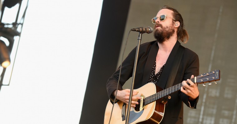 Father John Misty revser USA og Trump på fremragende ny single – hør ‘Pure Comedy’