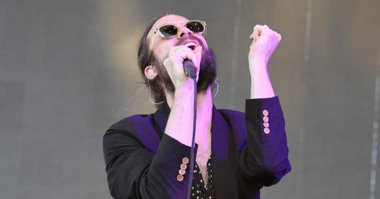 Father John Misty leverer ny samfundskritisk single – se videoen til ‘Two Wildly Different Perspectives’