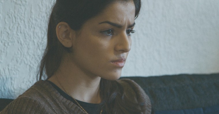 ’Mon de kommer om natten?’: Hjerteskærende TV 2-dokumentar om svinestreg mod asylpigen Rokhsar