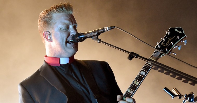 Josh Homme sparker fotograf i hovedet under koncert