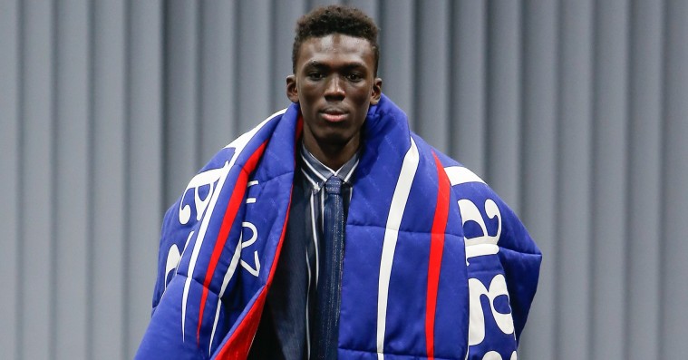 Balenciaga kopierer Bernie Sanders’ logo – afviser politisk budskab