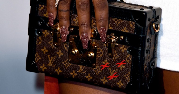 Modegiganter går til kamp mod kopierne – ny alliance inkluderer Louis Vuitton og Swarovski