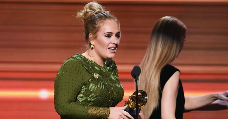 Adele dedikerer sin Grammy-sejr til tårevædet Beyoncé: »Alle os kunstnere her forguder dig«
