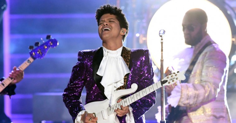 Bruno Mars leverer fænomenal Prince-hyldest ved Grammy Awards