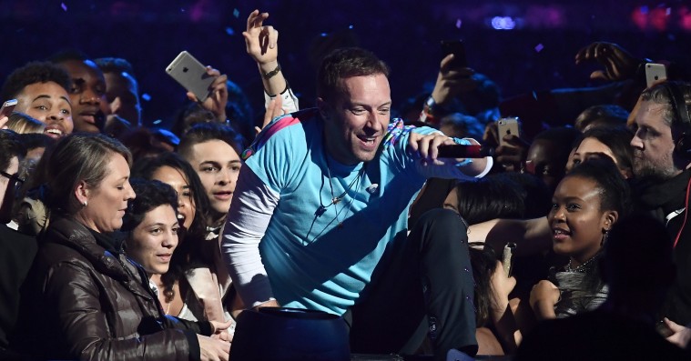 Hvad har vi gjort for at fortjene Coldplays nye single med The Chainsmokers?