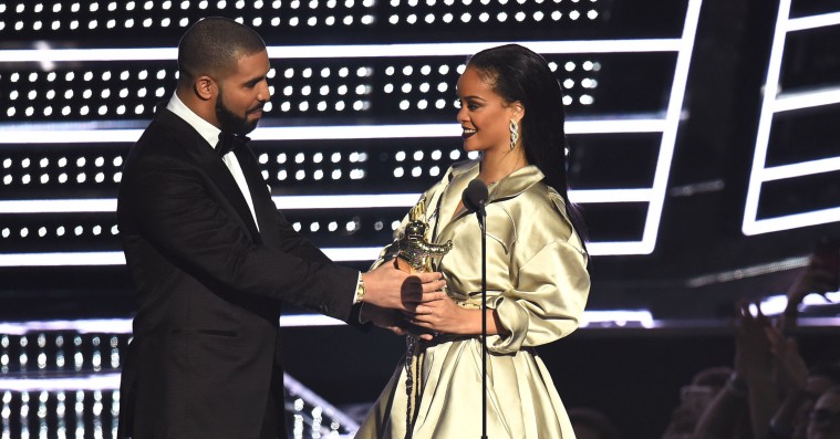 Drake fejrede Rihanna med fødselsdags-medley fra scenen: »I stedet for at synge ‘Happy Birthday’, så gør vi det her…«