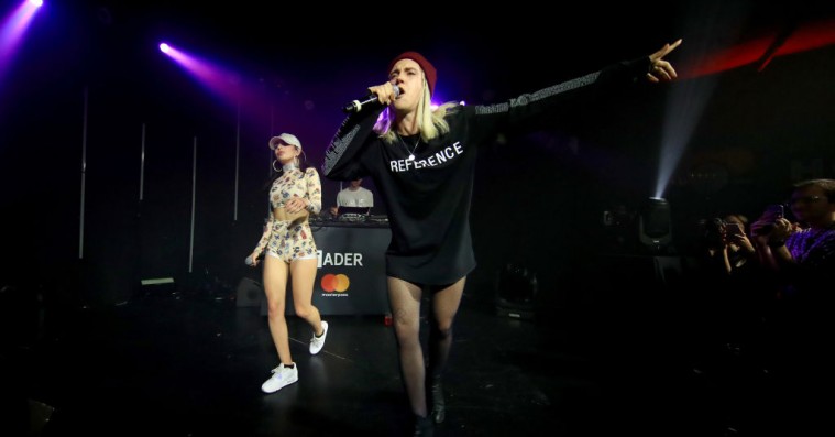 Charli XCX hiver Mø på scenen i Los Angeles til det nye nummer ‘Pull Up’
