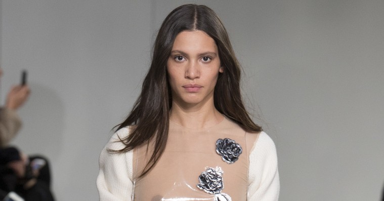 Sex, kunst og politik: Fem højdepunkter fra Raf Simons første Calvin Klein-show