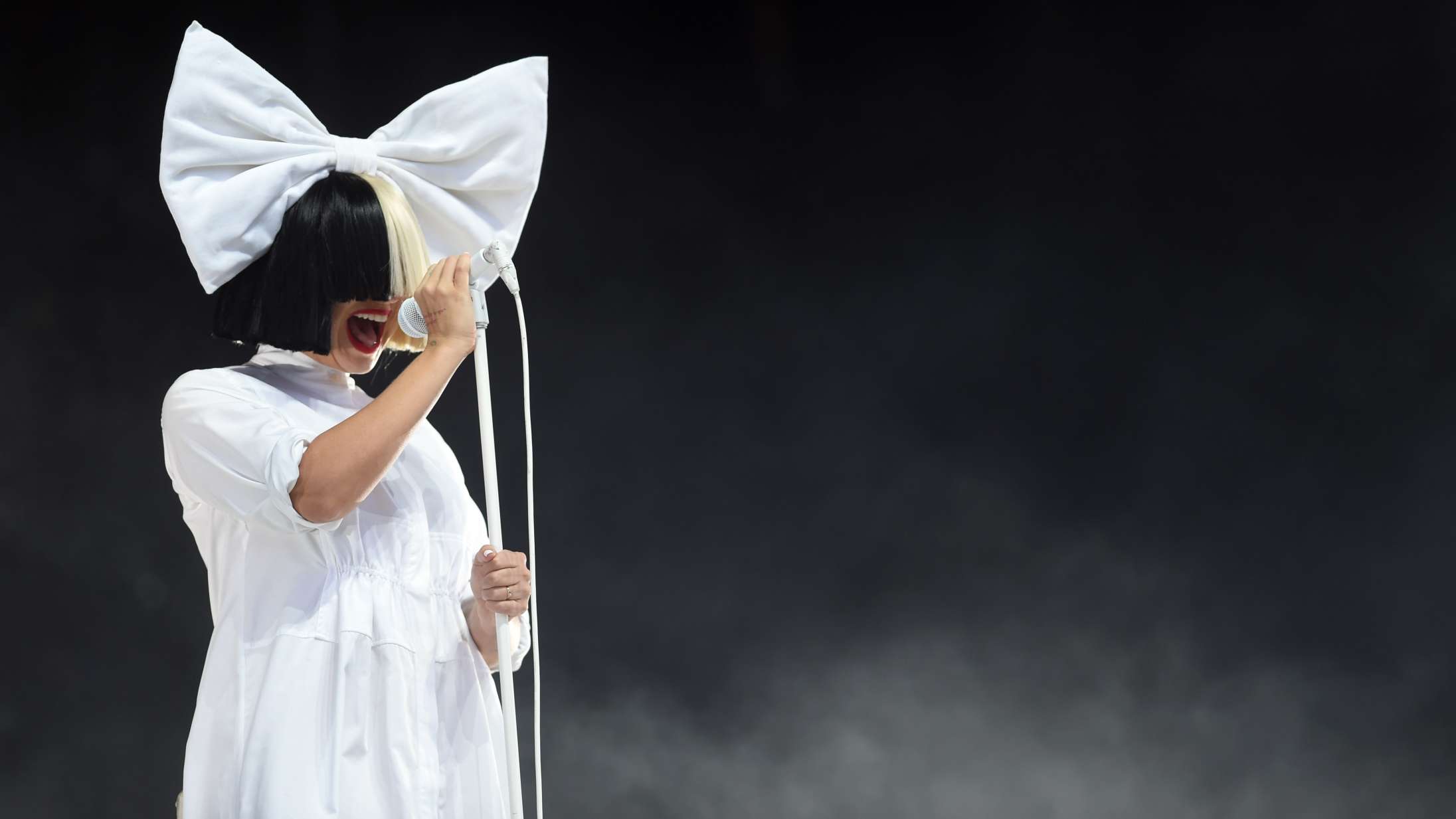 Sia poster nøgenbillede på Twitter og sætter paparazzifotograf på plads