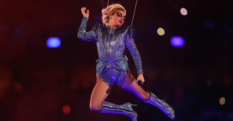 Flyvende hitparade: Se Lady Gagas storslåede Super Bowl-optræden