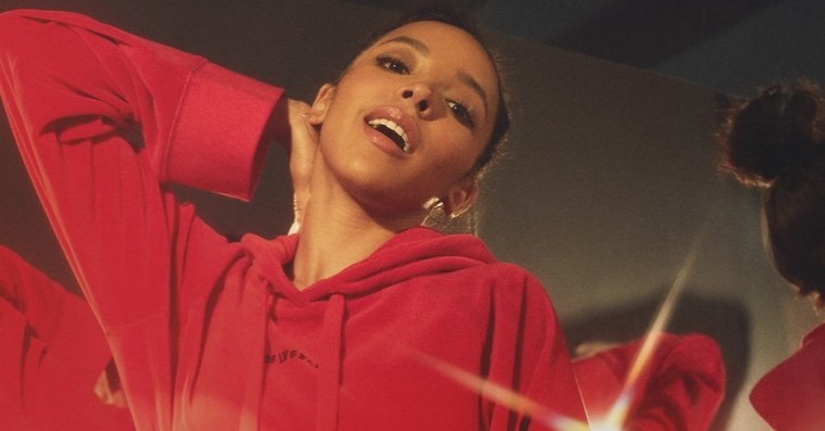Urban Outfitters rammer endnu et modecomeback – Tinashe agerer model