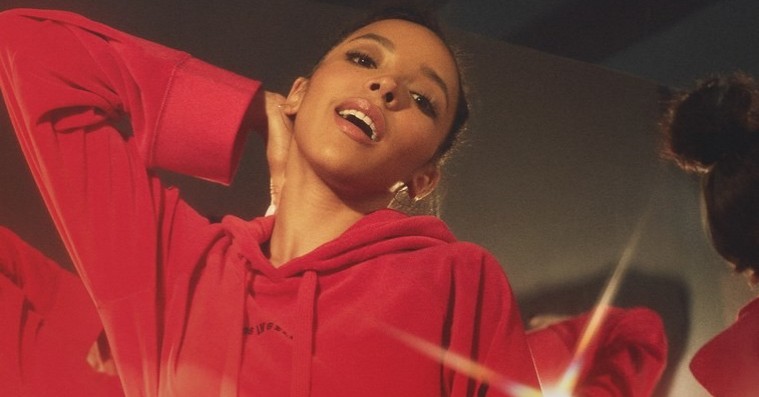 Urban Outfitters rammer endnu et modecomeback – Tinashe agerer model