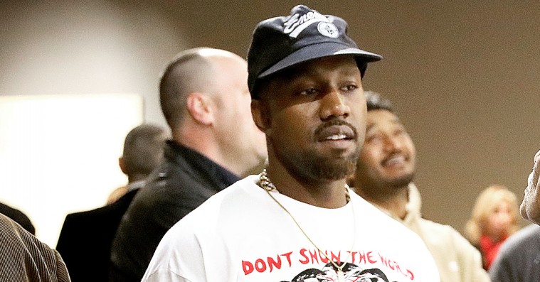 Kanye gør klar til aftenens ‘Yeezy’-show – zine, t-shirt-invitation og nye sneakers