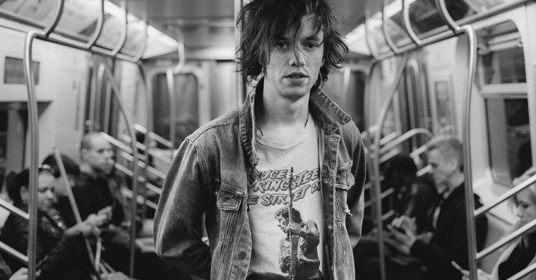 Ulige Numre-frontmand går solo – hør Carl Emil Petersens debutsingle, ‘Liv før døden’