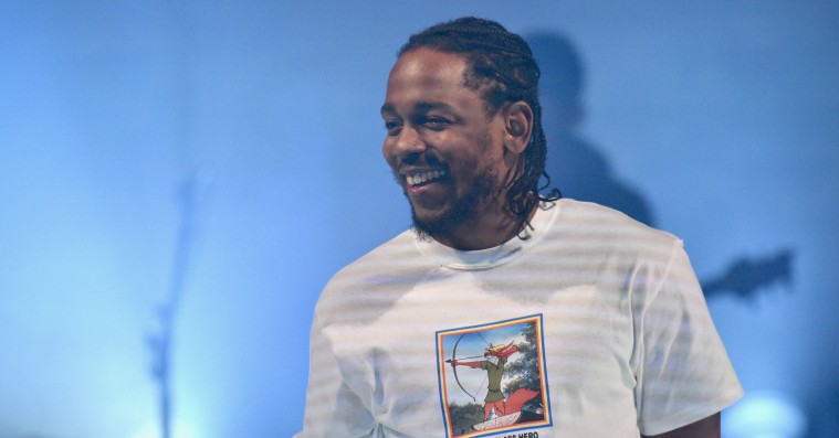 Kendrick og Kanye giver gaver til syge fans – én får en kørestolsbil, en anden får et par dyre sneaks