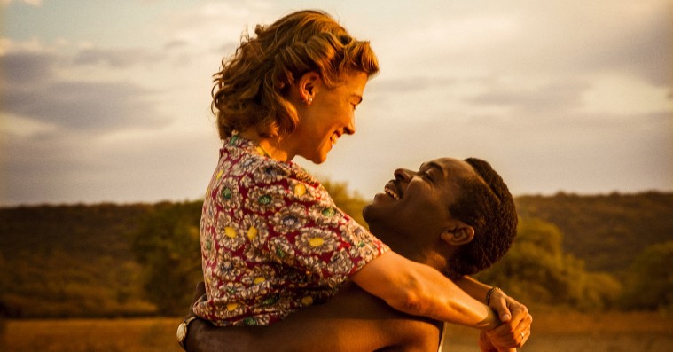 ’Kærlighed kender ingen grænser’: Rosamund Pike og David Oyelowo gør dramaet vedkommende – efterhånden