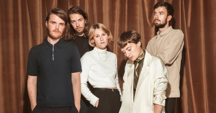 Lowlys dreampoppede debutalbum burde smide en ordentlig spand kul i karriereovnen