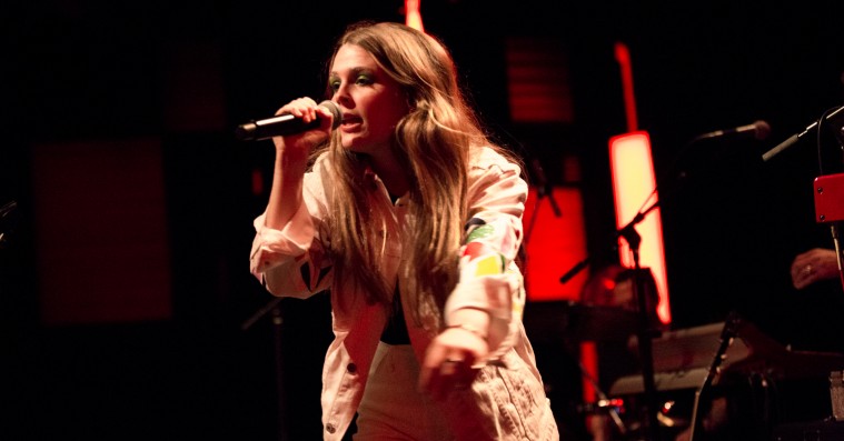 Se billeder: Pophåbet Maggie Rogers sprudlede til Soundvenue Session i DR Koncerthuset