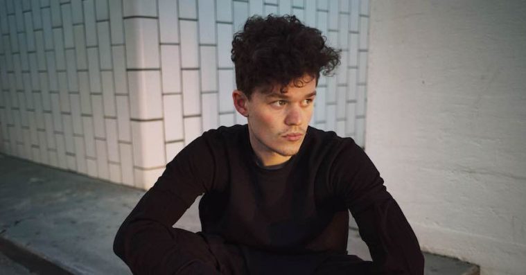 Hør Saveus’ dystopiske nye single, ‘Watch the World’