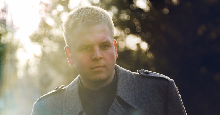 Premiere: Thøger Dixgaard refererer Kim Larsen på ny single, ‘Tø mig op’