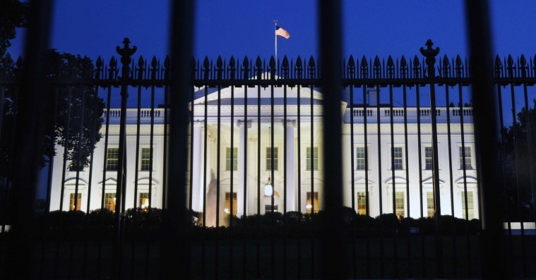 ’All Governments Lie’: Et hug i nyrerne på medierne