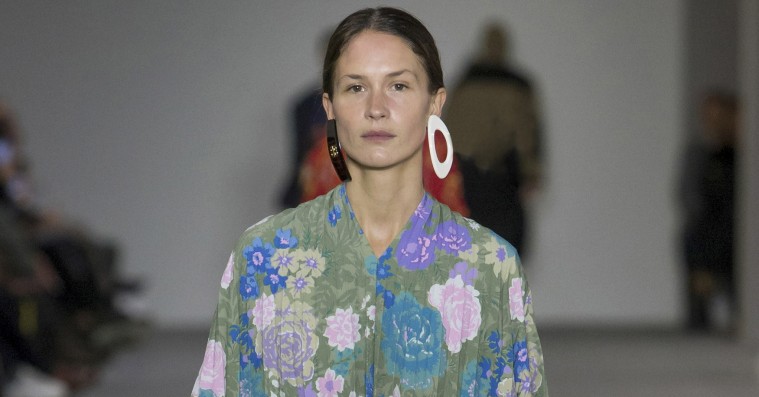 Emma Leth tilbage på catwalken – går Balenciaga i Paris