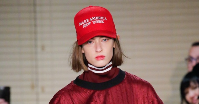 Du kan få fingre i anti-Trump-cap’en, der stjal opmærksomheden under modeugen i New York