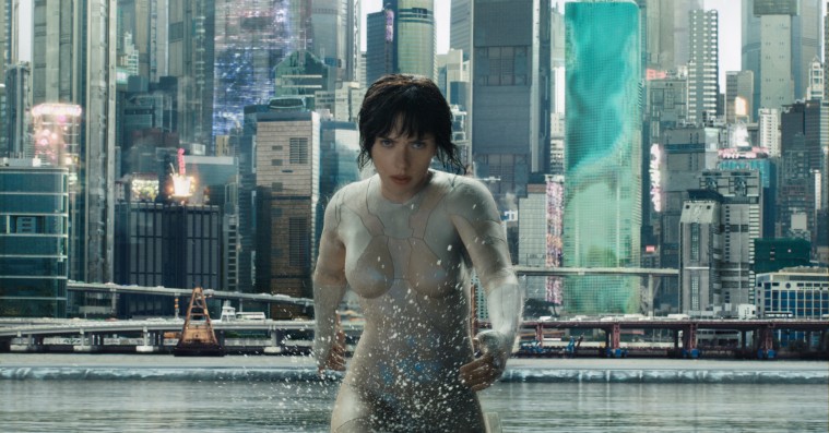 ’Ghost in the Shell’: Sci-fi-action med Scarlett Johansson er et visuelt festfyrværkeri