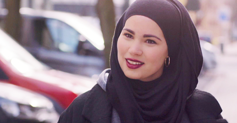 Bag ‘Skam’-Sanas magiske hijab: Skuespillerinde Iman Meskini om at være et muslimsk forbillede, islam og mobning