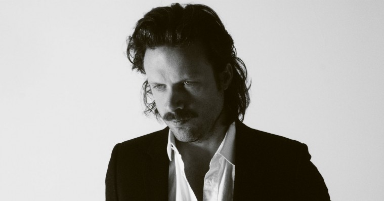 Father John Misty springer ud som apokalyptisk profet på imponerende (men anstrengende) værk