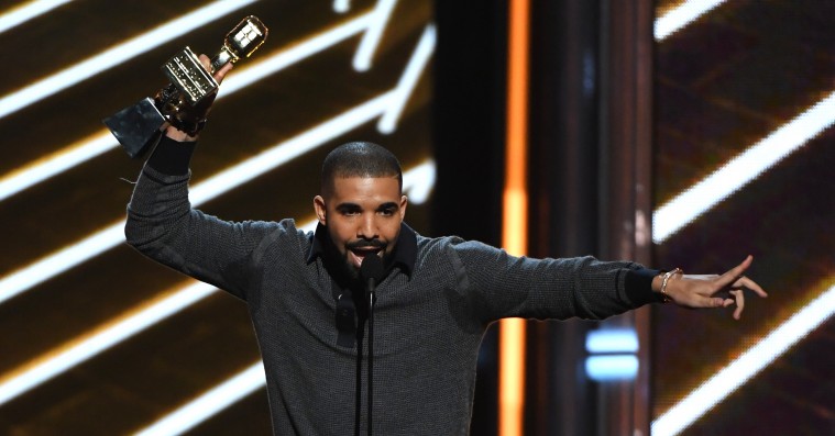 Se Drakes vanvittige Billboard Awards-optræden: Spiller ‘Gyalchester’ midt i et springvand