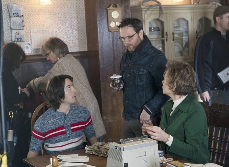 Noah Hawley med kaffekop under optagelserne til 'Fargo' sæson 2.