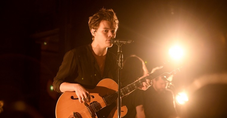 Se Harry Styles rockede live-cover af Kanye Wests ‘Ultralight Beam’
