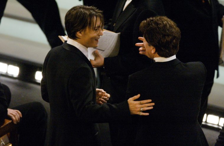 Johnny Depp og Robert Downey Jr. under Oscar-uddelingen i 2004.