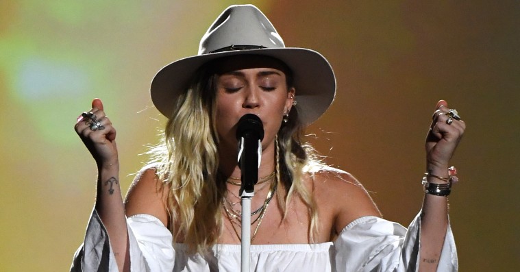 Billboard Music Awards: Miley Cyrus fik våde øjne, da hun fremførte ‘Malibu’