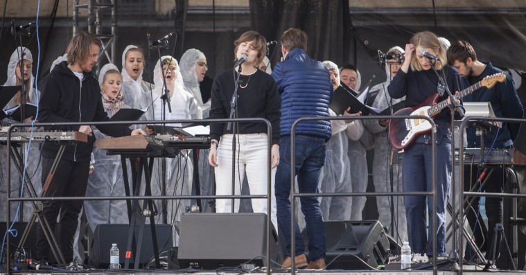 Lowly åbnede Spot Festival: Så skru dog op!