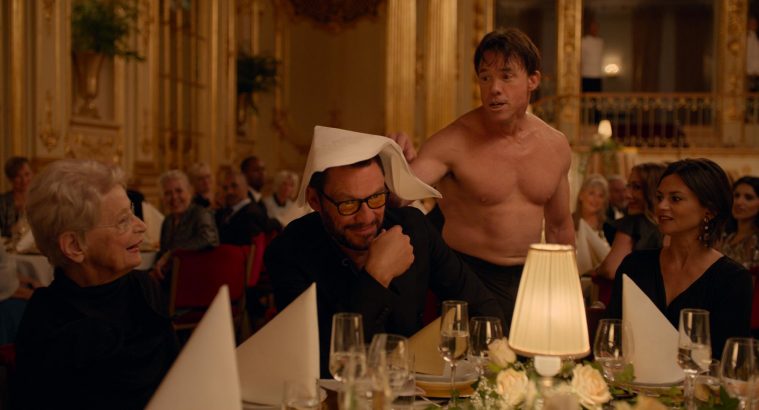 Dominic West med serviet på hovedet og Terry Notaro i bar mave i 'The Square'.