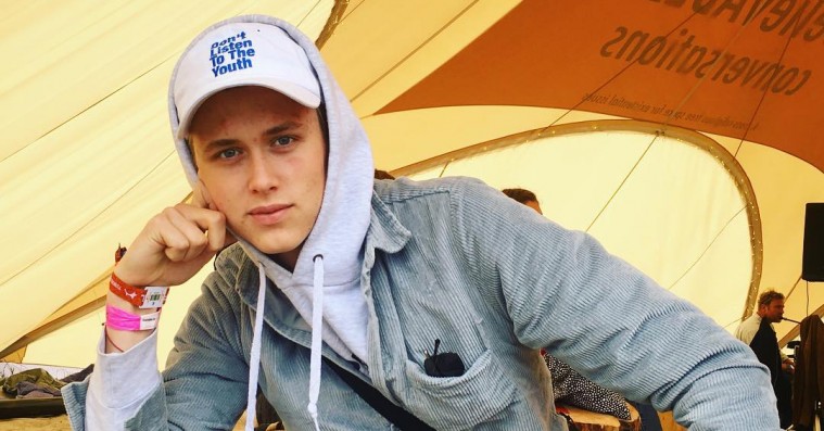 Henrik Holm fra ‘Skam’ gæstede Roskilde Festival – se videobidder her