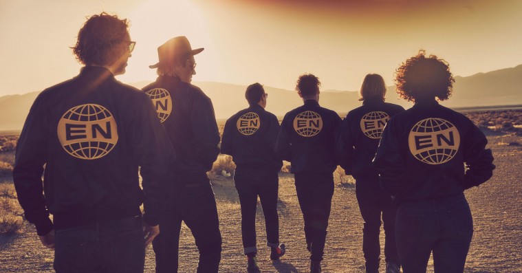 Arcade Fire afslører nyt album – hør singlen ‘Everything Now’, produceret af (halvdelen af) Daft Punk