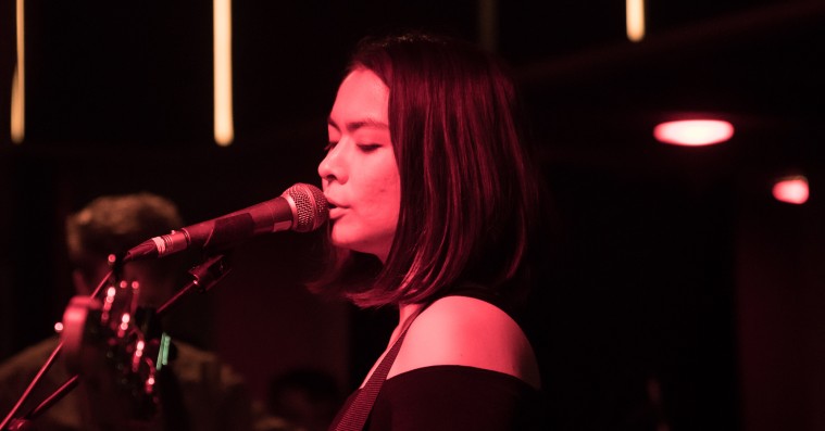 17 sange på 50 minutter: Mitski spildte ikke et sekund på Ideal Bar
