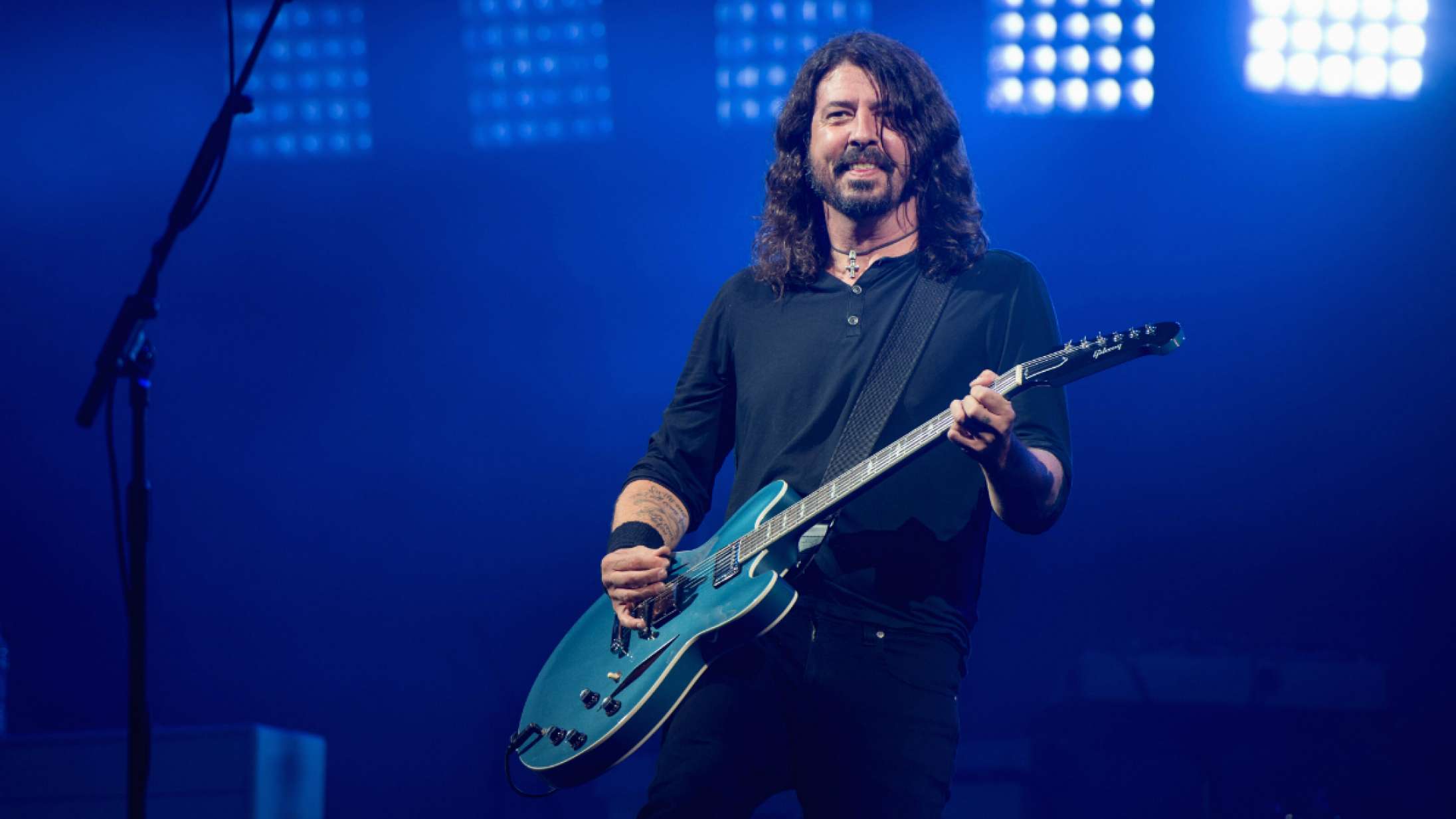 Perfekt Roskilde-opvarmning: Foo Fighters med 150.000 Glastonbury-publikummer som kor