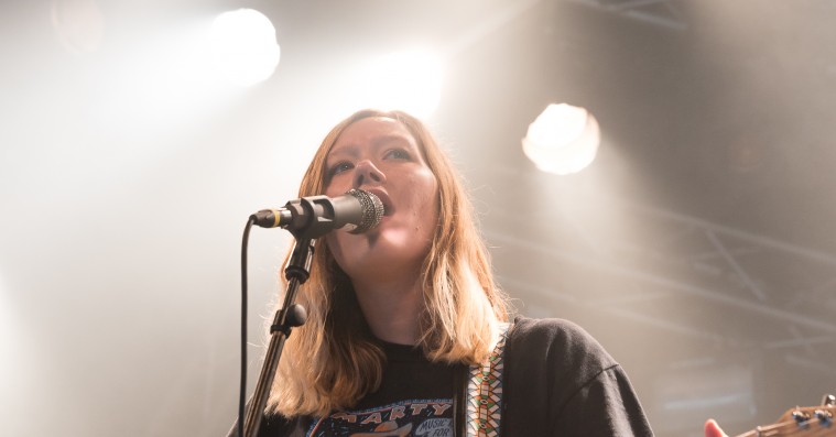 Julia Jacklin på Roskilde Festival: Blændende musikalsk morgengymnastik