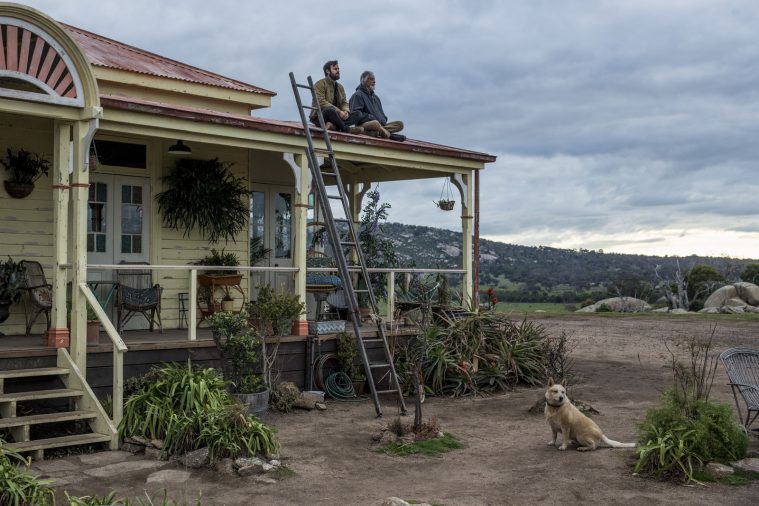 Kevin Jr. og Sr. på et tag i Australien – spillet af Justin Theroux og Scott Glenn.
