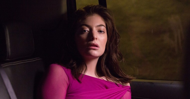 Lorde sælger illusionen om sin outsiderposition til noget nær perfektion