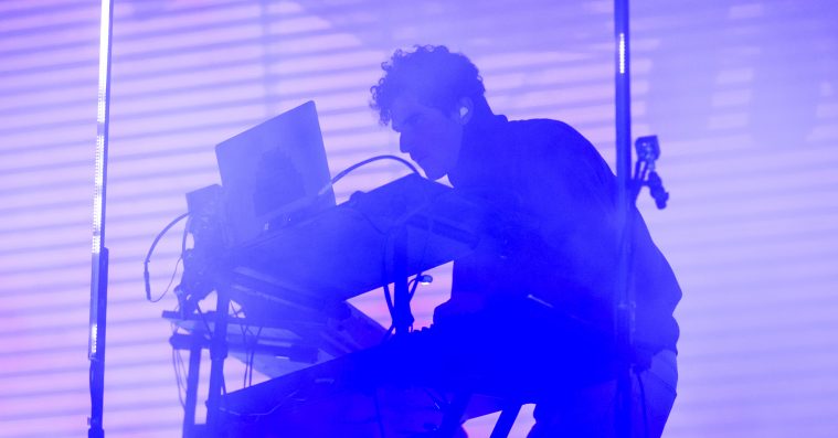 Troldmanden Nicolas Jaar demonstrerede sin mesterklasse på Roskilde Festival