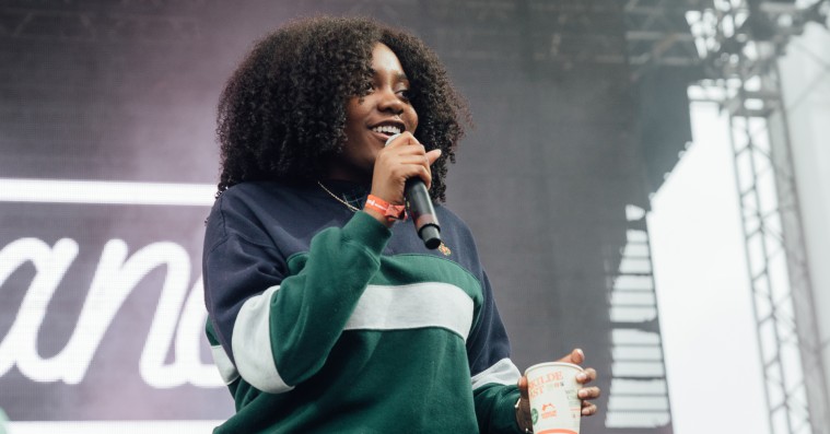 Nonames solskinsvarme vibe druknede i regnen på Roskilde Festival